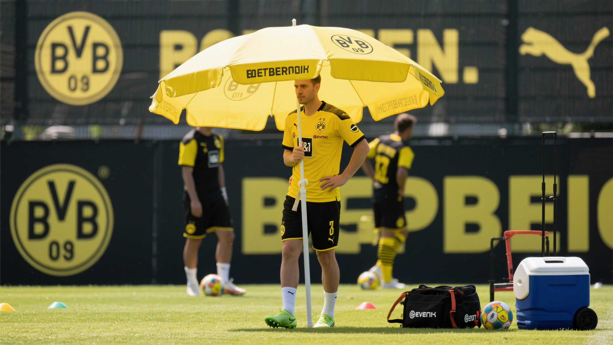 罕见画面，多特蒙德替补席撑伞抵挡烈日
